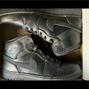 Jordan 1 mid all black DS never worn size 11